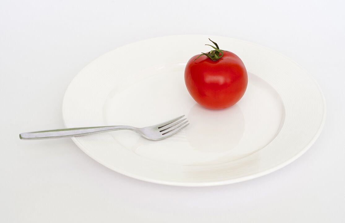 tomaatti haarukalla lautaselle